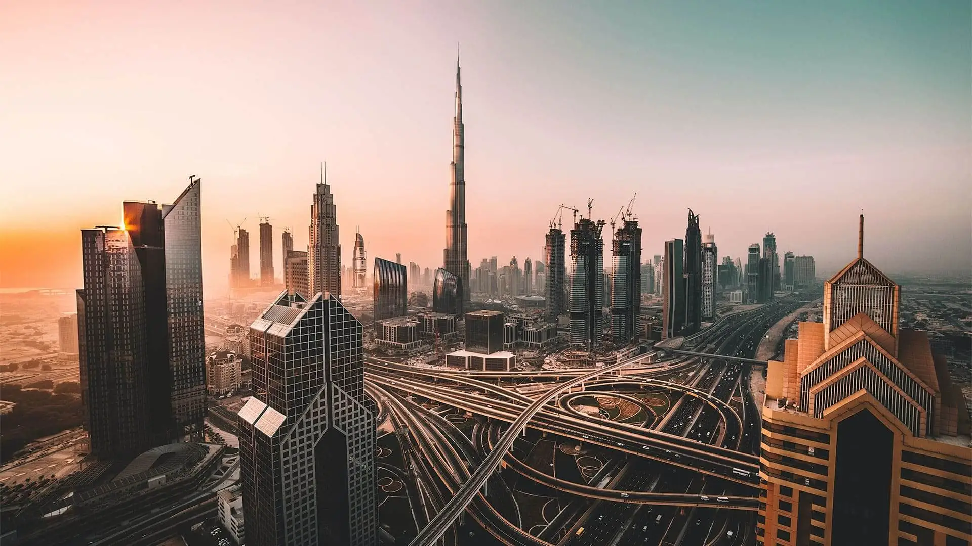 Vista nocturna de los rascacielos de Dubai