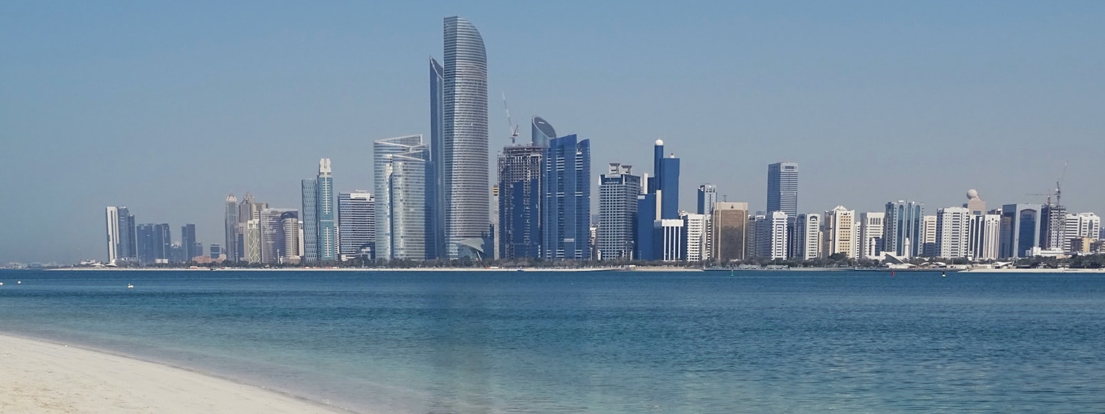 Skyline de Abu Dhabi visto desde la playa, con villas y rascacielos frente al mar