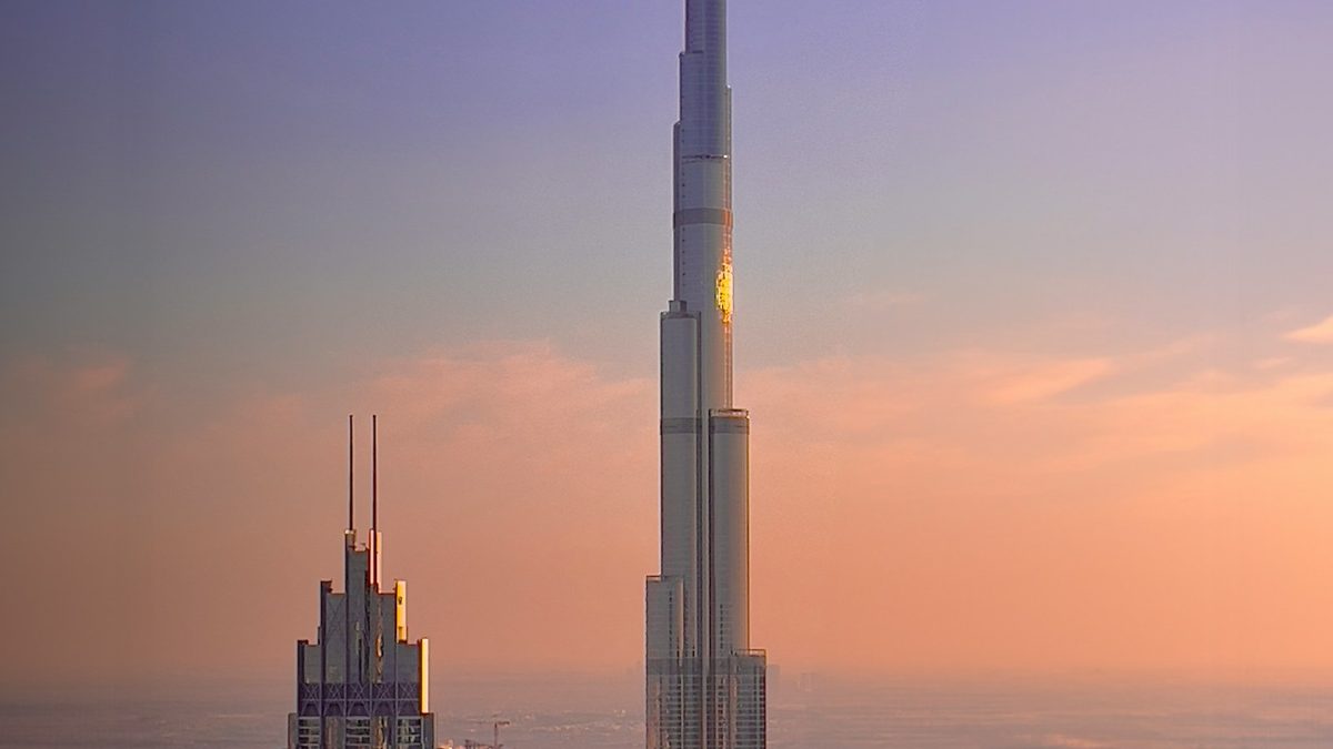 El Burj Khalifa y el skyline de Dubái al atardecer, mercado inmobiliario