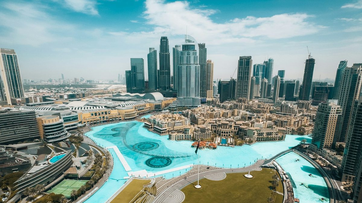Vista del skyline de Dubái junto al agua, zonas residenciales de inversión