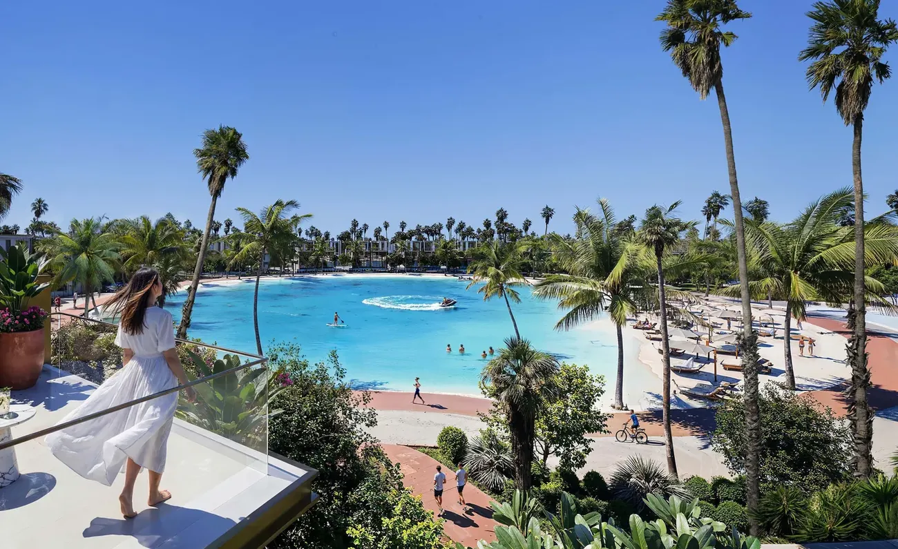 Piscina y zonas de ocio en una comunidad residencial de Dubái