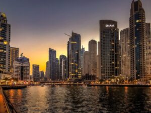 Skyline de Dubái al atardecer, contexto para elegir un asesor inmobiliario en Dubái